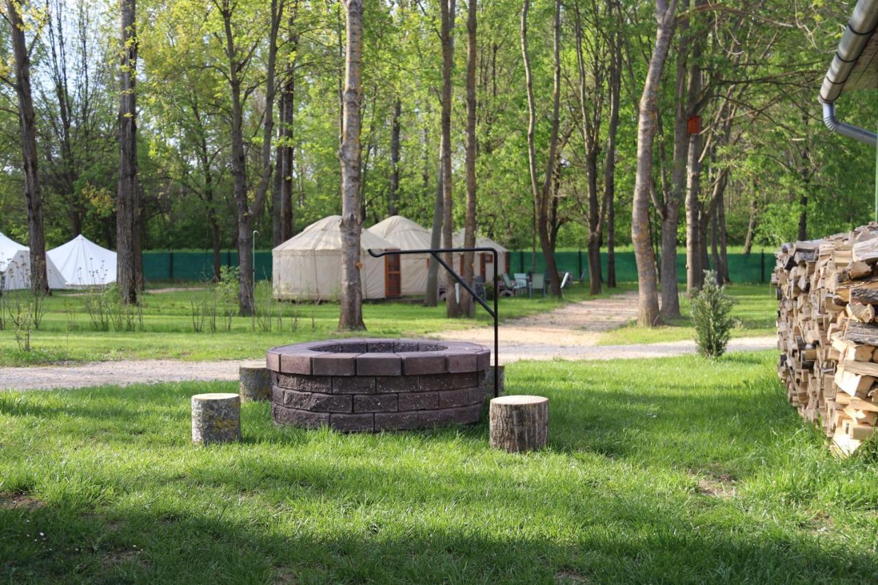 Oeko Kemping Es Glamping Tiszadada المظهر الخارجي الصورة